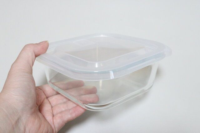 ダイソー 正方形保存容器（エア弁付き、670mL）