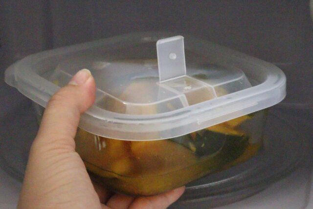 ダイソー 正方形保存容器（エア弁付き、670mL） 電子レンジ エア弁 加熱調理