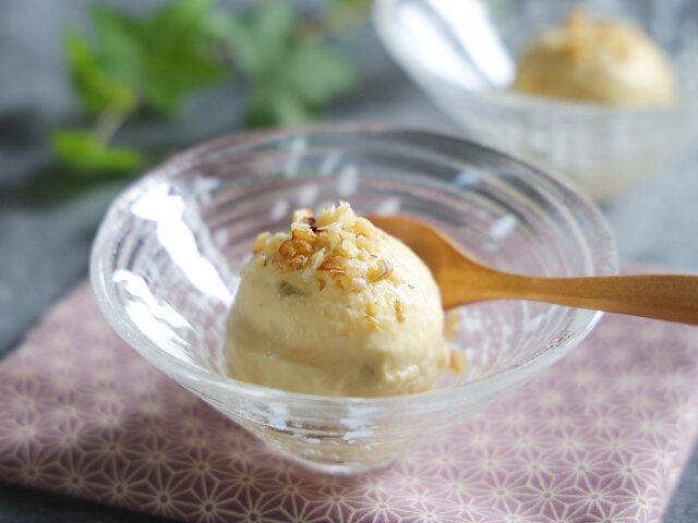 器に盛り付け、粗く刻んだくるみを散らして出来上がり。