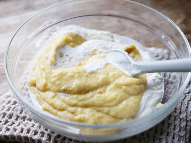 ボウルに残りの生クリーム100mlを八分立てにしたら、②を加えて、ゴムベラで