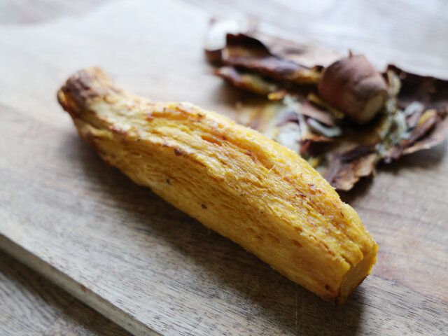 焼き芋は、皮を剥いて2～3cmの大きさに切る。