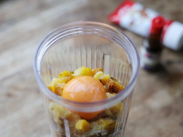 ミキサーにさつま芋を入れ、Aと生クリーム100mlを加えて滑らかなペースト状にする。