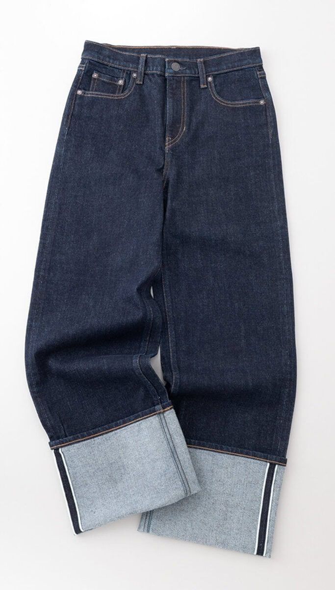 デニムパンツ¥20,000／バナナ・リパブリック