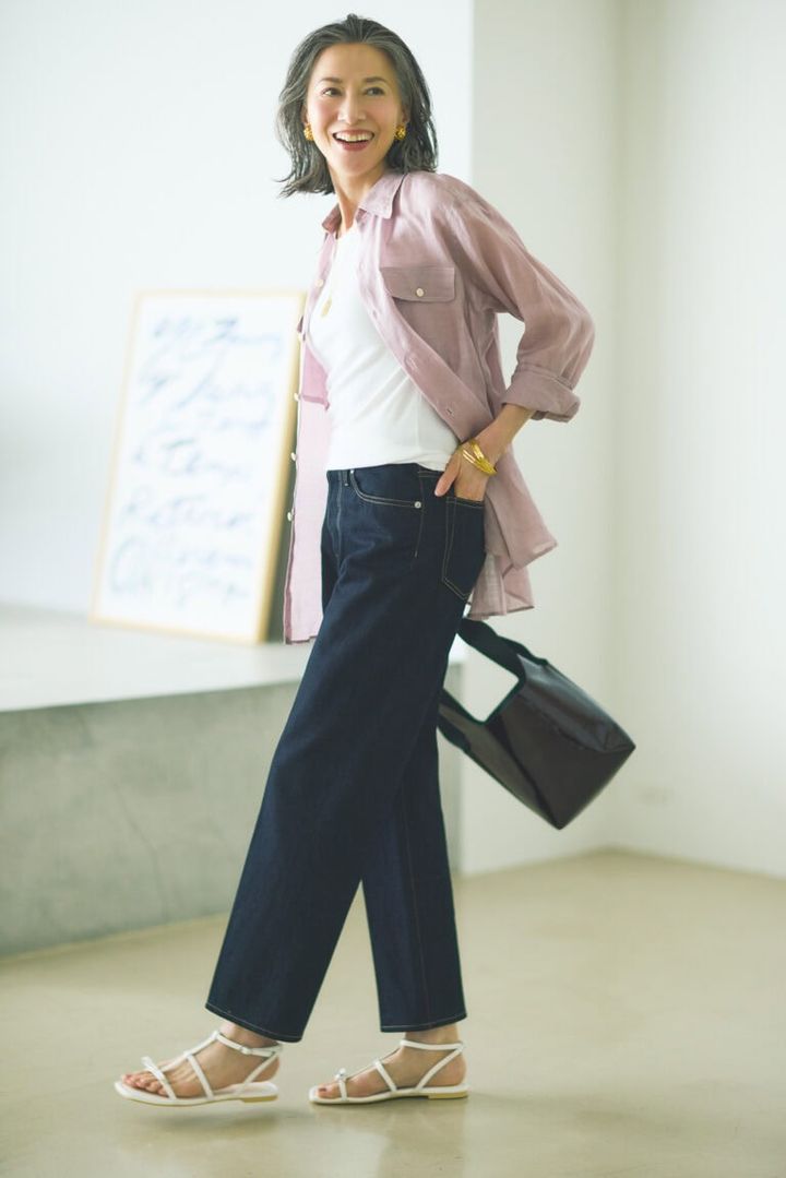 デニムパンツ¥24,200／ル シェルド ハリス（金万）、シャツ¥73,700／マディソンブルー、カットソー¥2,990／ギャップ、バッグ¥68,200／ドメスティック（アッシュ・ペー・フランス）、イヤリング¥18,150／ケネス・ジェイ・レーン、ブレスレット¥37,180／ソコ（ともにズットホリック）、ネックレス¥14,520／チビ・ジュエルズ（チビジュエルズ・ジャパン）、サンダル¥8,990／プラステ