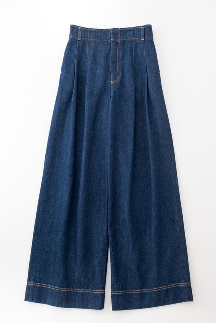 デニムパンツ¥31,900／ジェイドット（ジェイドット 自由が丘八雲店）