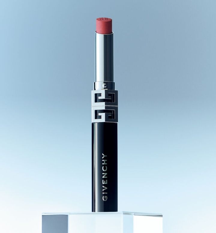 ケア効果でふっくら感が続く。ルージュ・ジバンシイ・ベルベット・マット N02 ¥5,940（パルファム ジバンシイ［LVMHフレグランスブランズ］）