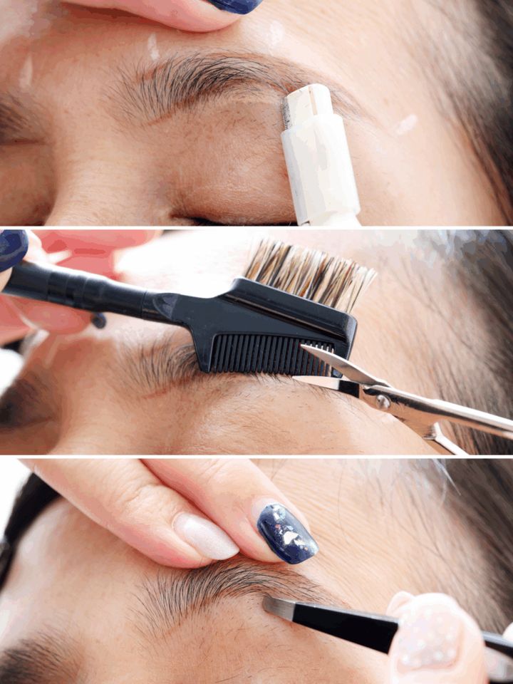 眉毛を整えているところ