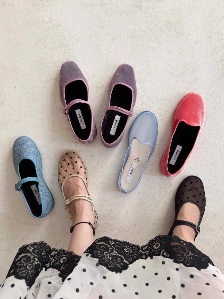 2025年秋冬婦人靴◇ 新しい季節を楽しむ、きれいな色のフラットシューズ【ささやかですてきなもの 大谷有紀 vol.254】