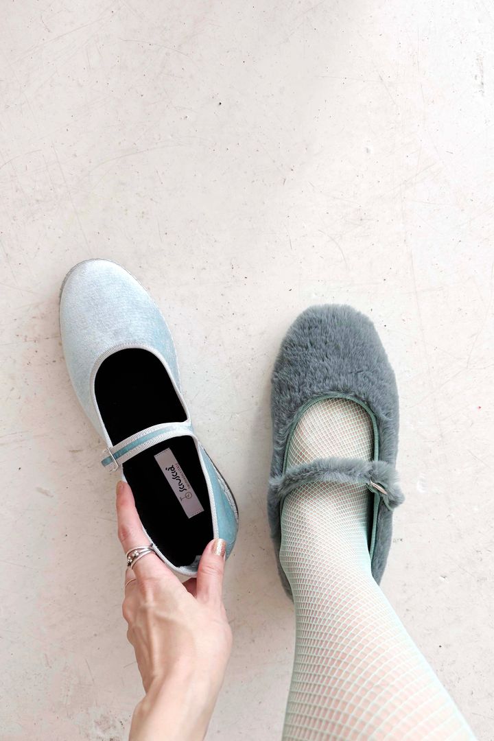 2025年秋冬婦人靴◇ 新しい季節を楽しむ、きれいな色のフラットシューズ【ささやかですてきなもの 大谷有紀 vol.254】