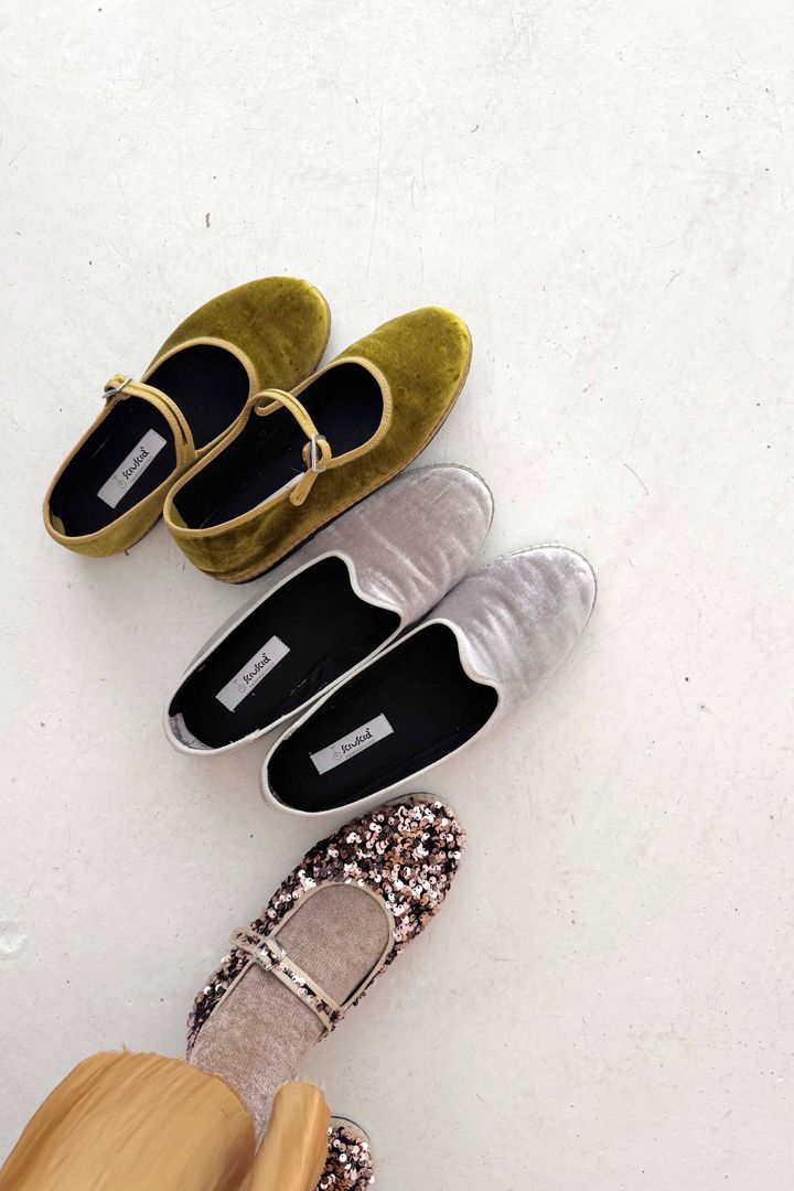 2025年秋冬婦人靴◇ 新しい季節を楽しむ、きれいな色のフラットシューズ【ささやかですてきなもの 大谷有紀 vol.254】