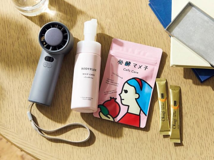 1.体臭の原因となる過酸化脂質の増加を抑制するビタミンC。「ハリの効果もあり、一石二鳥」。オバジC インナーリポショット 62本入り 8370円（ロート製薬） 2.腸活抜きにしてニオイ軽減は不可能。「疲れた時におやつ感覚で栄養補給します」。発酵マメ子 セルズケア 60カプセル 6980円（フローラプラス） 3.「低刺激で敏感肌の私でも使え、気持ちよく朝をスタート」。ボディプレックス ホイップケアEX 150mL 1650円（KIYORA） 4.「皮膚に触れた部分を冷やしてくれる優れもの。40歳を過ぎてからは一年中持ち歩いています」。DeliToo冷却プレート付き携帯扇風機 5549円（編集部調べ・編集部私物）