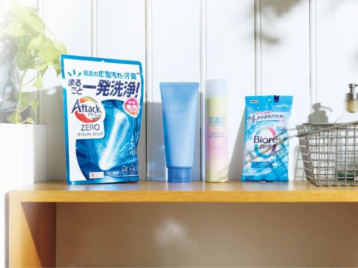 1.「汗をかいたことを忘れるほどの爽快感！」。ビオレZeroさらさらパウダーシート クール無香性 10枚 275円（編集部調べ・花王） 2.「ロケのある日は日中、ドライシャンプーでベタつく髪をサラサラに」。ボタニスト ボタニカルドライシャンプー アイスピーチレモネードの香り 95g 1320円（I-ne） 3. 「乾かし終わるまでクール感が持続してくれます」。スカルプD ボーテ トリートメントパック ボリューム クール 200mL 24 75円（アンファー） 4.⽩さだけではなくニオイもしっかりクリアに！「夏の粘り気のある⽪脂汚れもオフしてくれ、着ていて気持ちがいい」。アタックZE RO パーフェクトスティック 16本入り 500円（編集部調べ・花王）