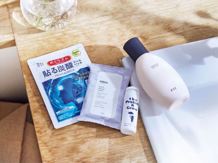 1.「ベタつきやニオイが抑えられ、頭皮がすっきりとクリアに」。エスト クラリファイイング スカルプジェル 250g 6050円（エスト） 2.「日焼け止めが塗れない部分や塗り漏れもサポートしてくれ、“追いかけ飲み”にも」。the Protect & Grow 60粒 5940円（TAKAKOスタイル） 3.「着替える直前にボディを整えておくと服も心地よく着られ、ポーチに忍ばせておけば外出先でもリフレッシュ」。アクアセラムシート 10枚入り 539円（ミティア オーガニック） 4.「冷感ジェルパックがピタッと密着してスッキリ」。めぐりズム 貼る炭酸ジェルパック HEAD＆NECK 6枚入り オープン価格（花王）