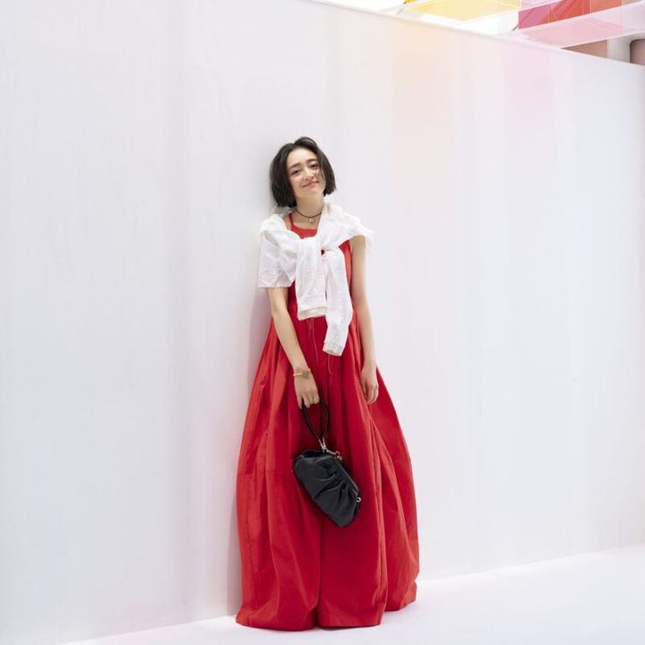 ドレス2万8600円、シャツ2万3100円（ともにプランクプロジェクト／プランクプロジェクト 青山店） ネックレス13万5240円※参考価格（ベア ボンジャスカ／ベア ボンジャスカ カスタマーケア） バッグ3万6300円、チャーム6380円（ともにリンク） ブレスレット3万7400円（ヌーク／グレープヴァイン バイ ケイスリー）