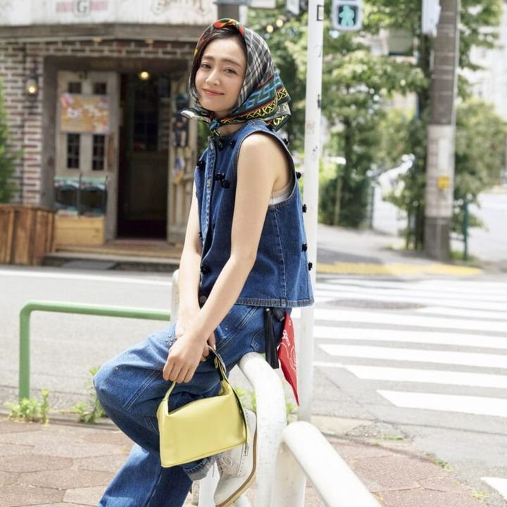 ベスト5万600円、タンクトップ1万2100円（ともにバウム・ウンド・ヘルガーテン／エスアンドティ） デニムパンツ1万7600円（ラングラー／エドウイン・カスタマーサービス） 靴1万5400円（ハルタ／ハルタ） ベルト3万5200円、スカーフ1万3200円、バッグ3万9600円（すべてトーガ トゥ／TOGA 原宿店）