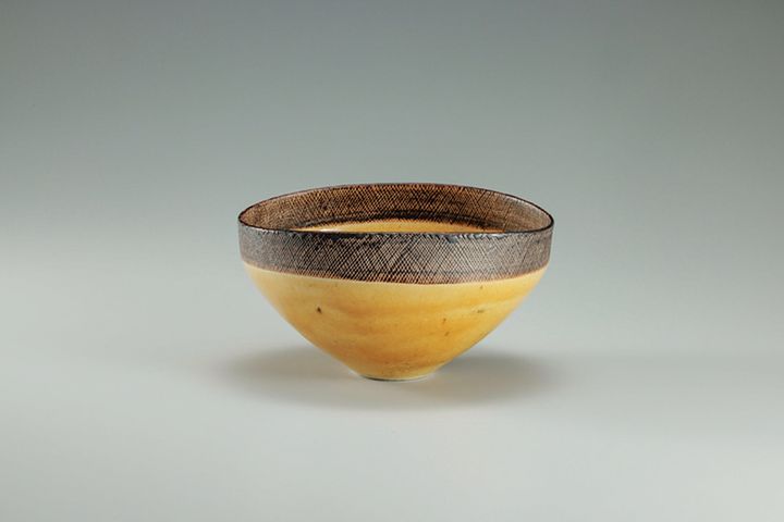 ルーシー・リー《黄釉鉢》 1958年頃 井内コレクション（国立工芸館寄託） 撮影：品野塁