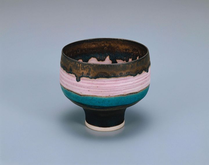 ルーシー・リー《ピンク象嵌小鉢》 1975‐79年頃 国立工芸館蔵 撮影：アローアートワークス