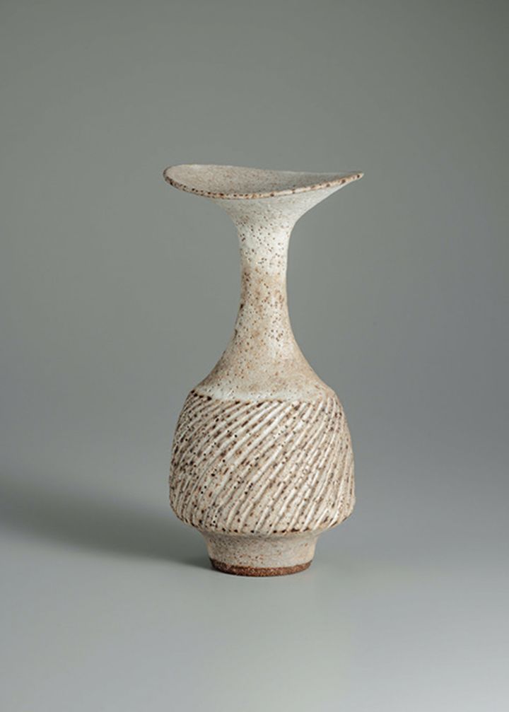 ルーシー・リー《白釉鎬文花瓶》 1976年頃 国立工芸館蔵 撮影：品野塁