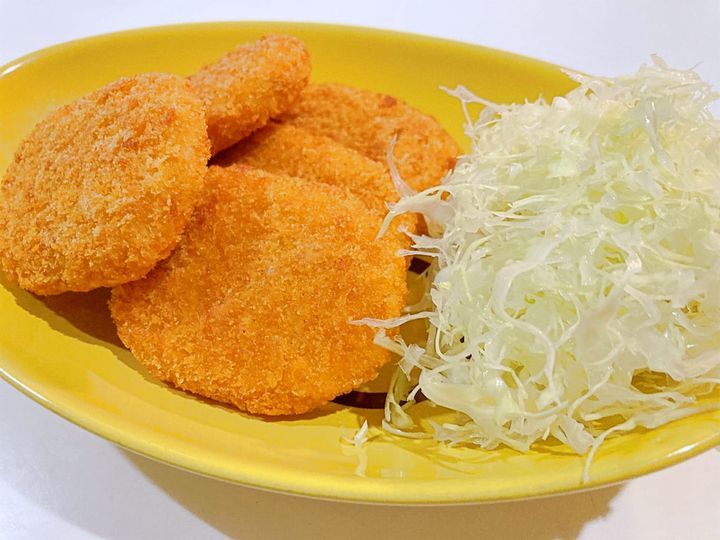 コロッケと合わせたふわふわ千切りキャベツ