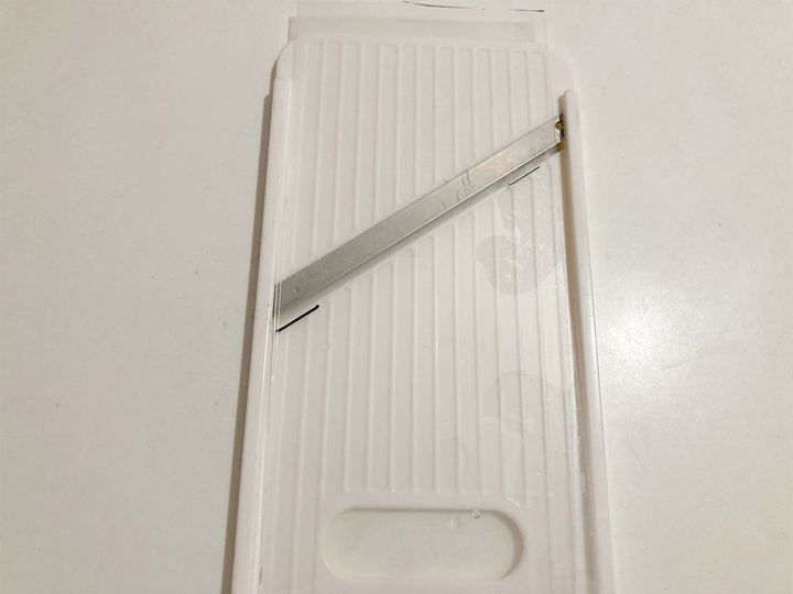 刃の角度に合わせて印をつける