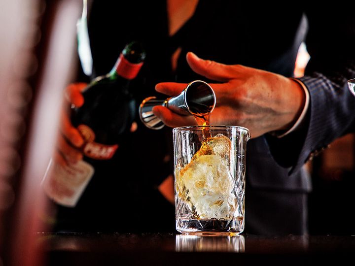 浜松町『SUD restaurant』のカクテルを作っている様子