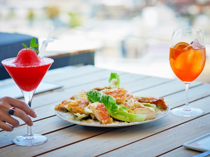 表参道『TWO ROOMS』の「TWO ROOMSシーザーサラダ」、「伊達鶏半身のグリルチキン（福島）」、「アペロールスプリッツ」、「ストロベリーマルガリータ」