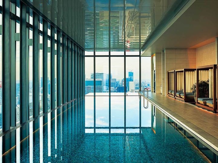 浜松町「フェアモント東京」のプール