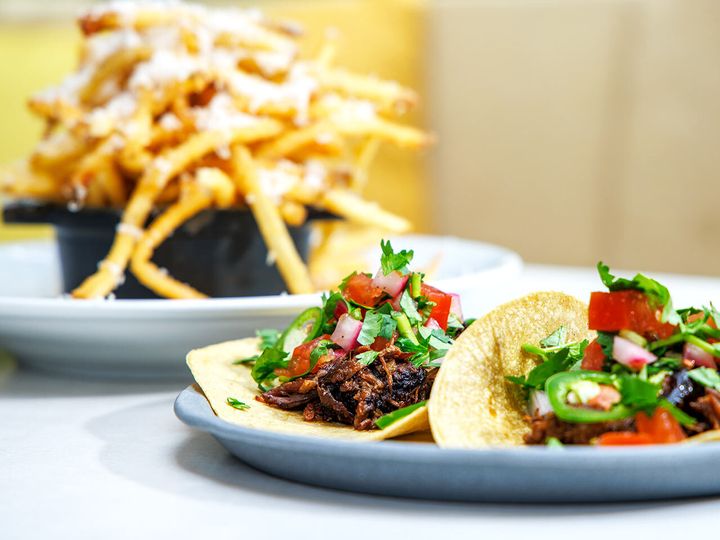 六本木一丁目『Balcony by 6th』の「フライドポテト トリュフ＆チーズ」、「THEビーフTACOS」