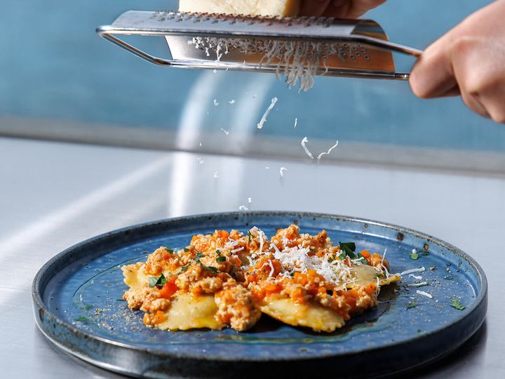 水天宮前『VINOMONDO』の「鶏のラグーソースのラビオリ」