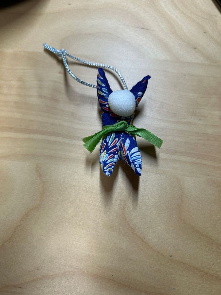 千恵さん手作りの民芸品「さるぼぼ」。