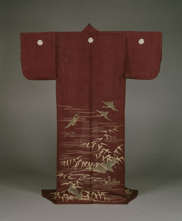 「単衣 紫絽地流水芦雁模様」徳川家斉の娘、溶姫に仕えていた小姓が、寛政5年（1793）に溶姫より拝領したと伝えられる夏のきもの。出典：ColBase