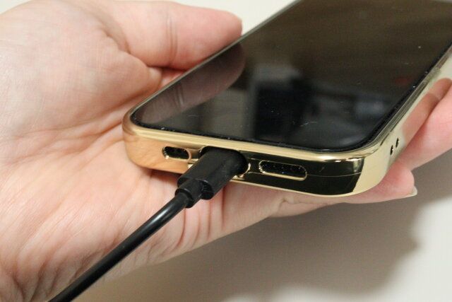 ダイソーのスマホケース（合皮、アイフォーン15用）6