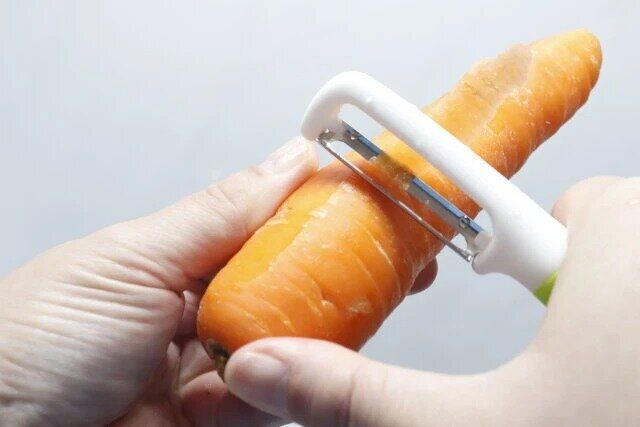 ダイソー たて型ピーラー（グリップ付）