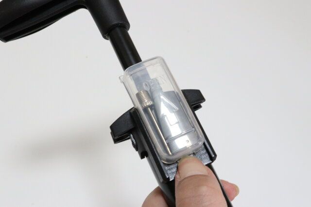 ダイソーの折りたたみスタンド式エアーポンプ（SG付）の付属パーツ