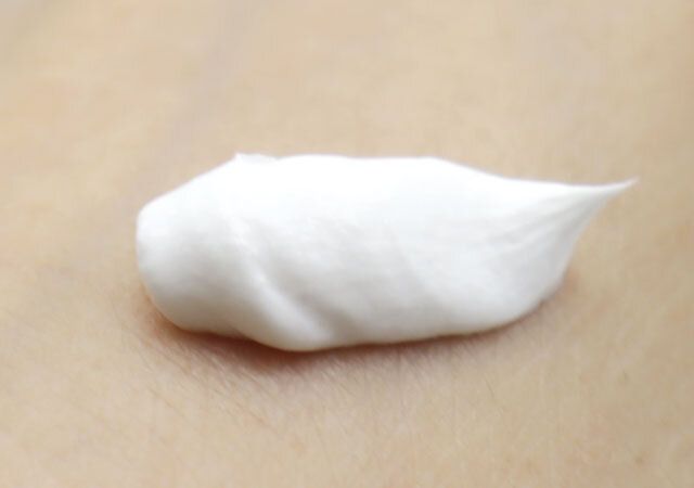 suisai ビューティクリア ペーストウォッシュ 肌に出す