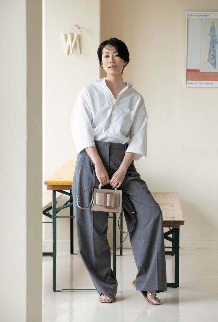 シャツ／マディソンブルー パンツ／ZARA ピアス／ヴァンセット・アレン バッグ／ボーイ サンダル／パオロ フェラーラ