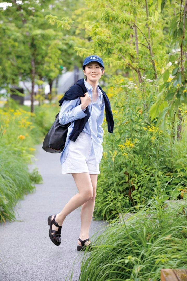 シャツ／アンシェルマン パンツ／ZARA バッグ／アエタ サンダル／ルカ グロッシ キャップ／パリで購入