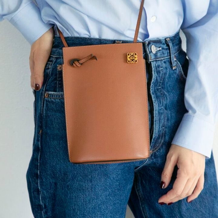 ミニポシェットは、最低限のものだけ入れて出かける時に重宝。スタイリングが一気に引き締まる存在感はさすが。