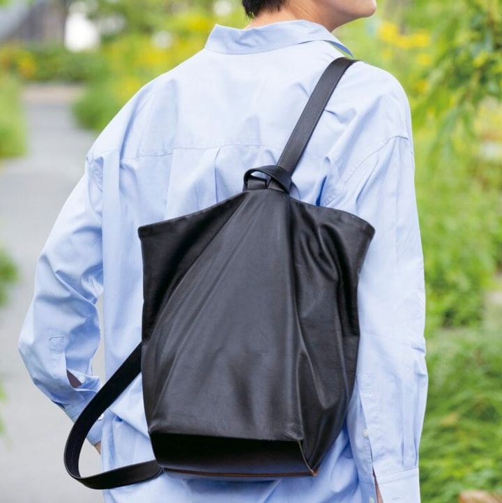 着こなしに合わせて持ち方をハンドバッグ、ショルダーバッグ、リュックに変えられる3WAYのレザーバッグが優秀！