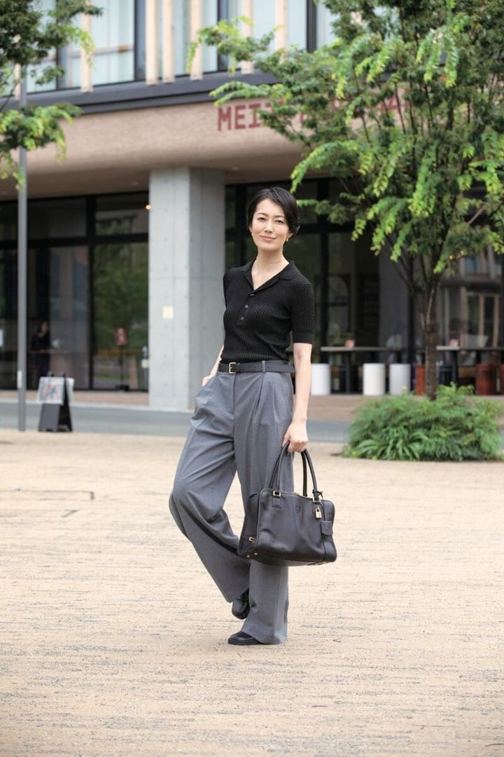 ニット／ロンハーマン パンツ／ZARA ピアス／ヴァンセット・アレン ネックレス／ファイブ サーティ パーク バッグ／ロエベ シューズ／コス