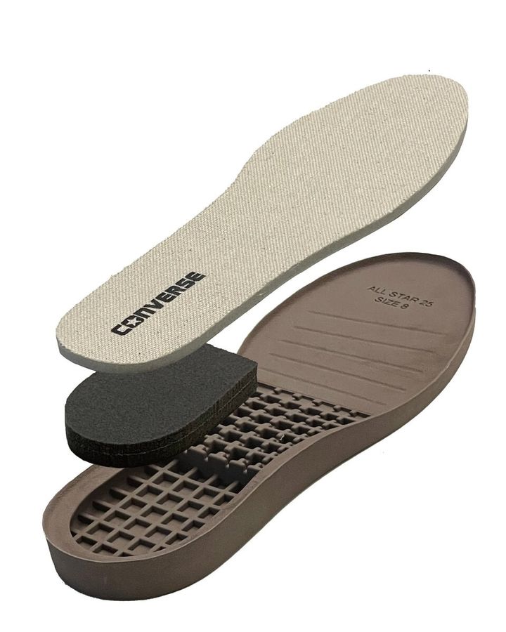 象徴的なルックスと手に取りやすい価格設定はそのままに、ラストやソール構造を一新することで、軽量性、クッション性、フィット感、屈曲性を向上させ、履いた瞬間からクセになる快適性を実現。