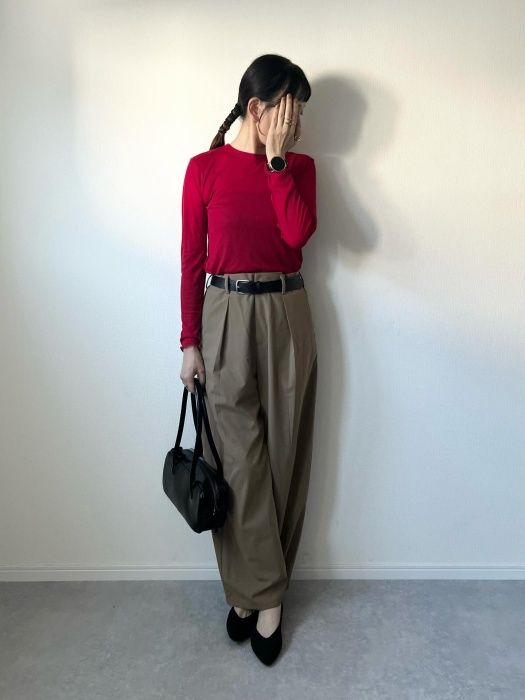 GUのレッドの「ソフトシアークルーネックT(長袖)」