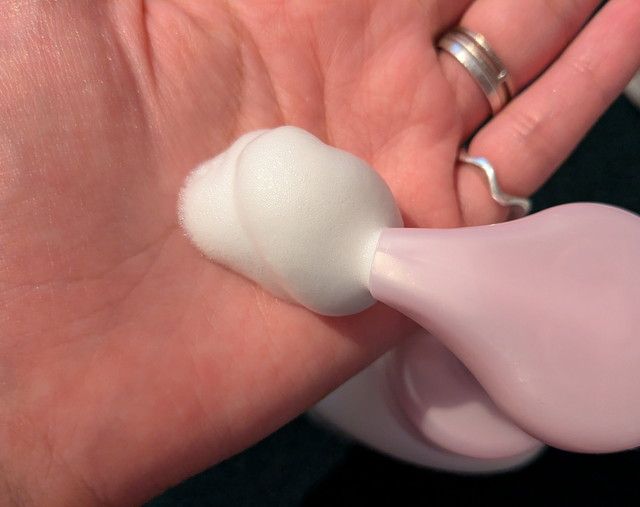 なめらか本舗 薬用WR泡洗顔 ホワイト 濃密泡イメージ