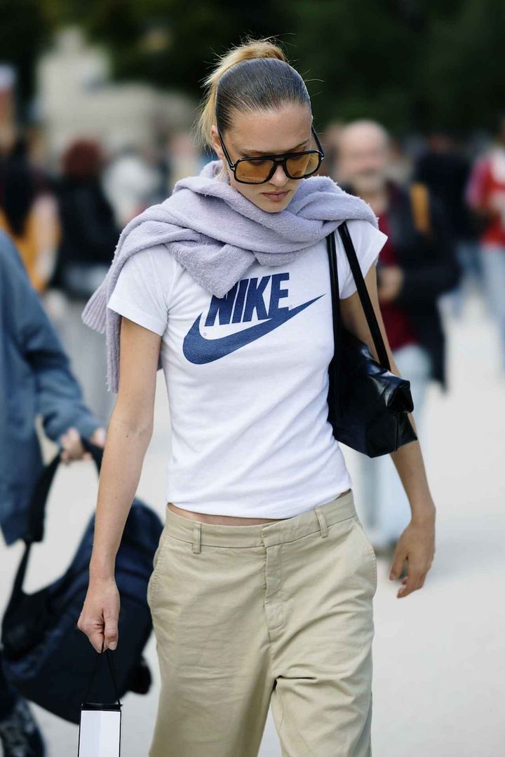 画像: カラーニットを引っ掛け夏と秋を共存させる