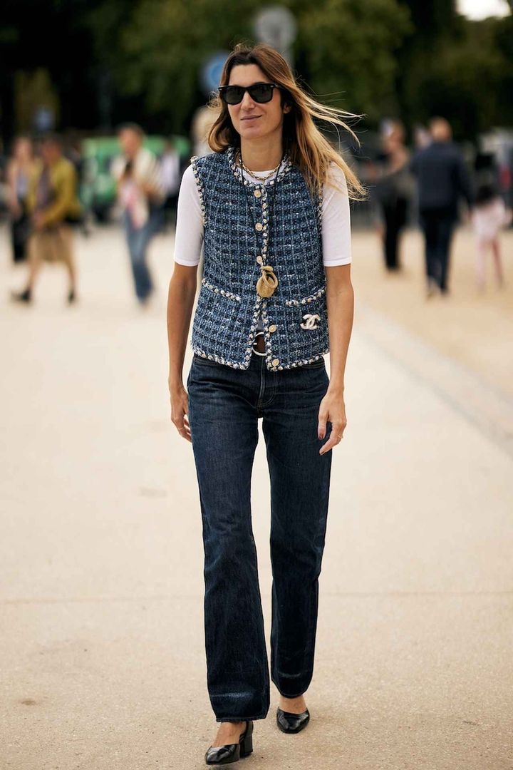 画像: 秋らしいツイードのジレを重ねて