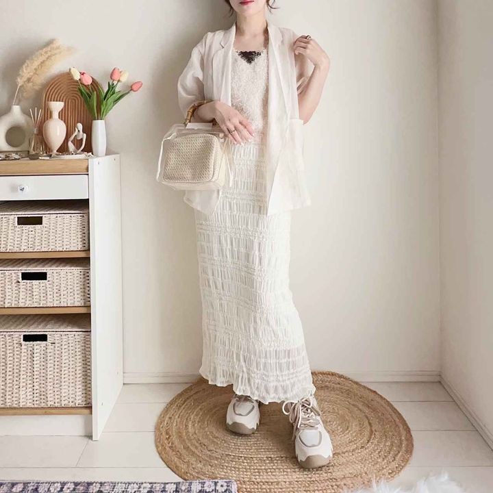 画像: ホワイトコーデにブラウン差し