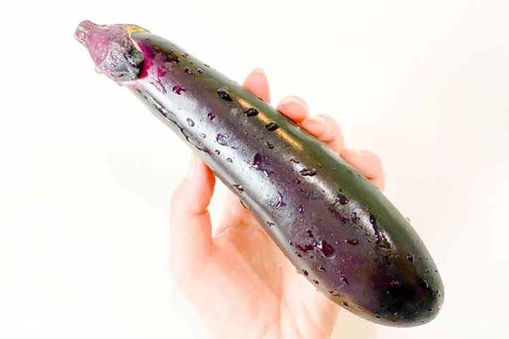 皮に傷がなく、艶やかでハリがあるナスが味が良いとされています。