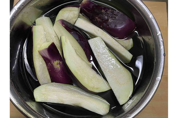 ポリフェノールやカリウムの流出を防ぐためにもナスのアク抜きは10分以内を目安に