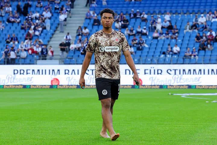 23歳日本代表MF、はだしで試合前にピッチを歩く理由とは 海外でも様子が話題に