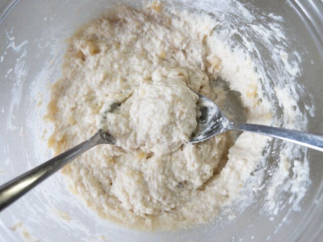 生地を2つのスプーンですくって丸く丸めます。